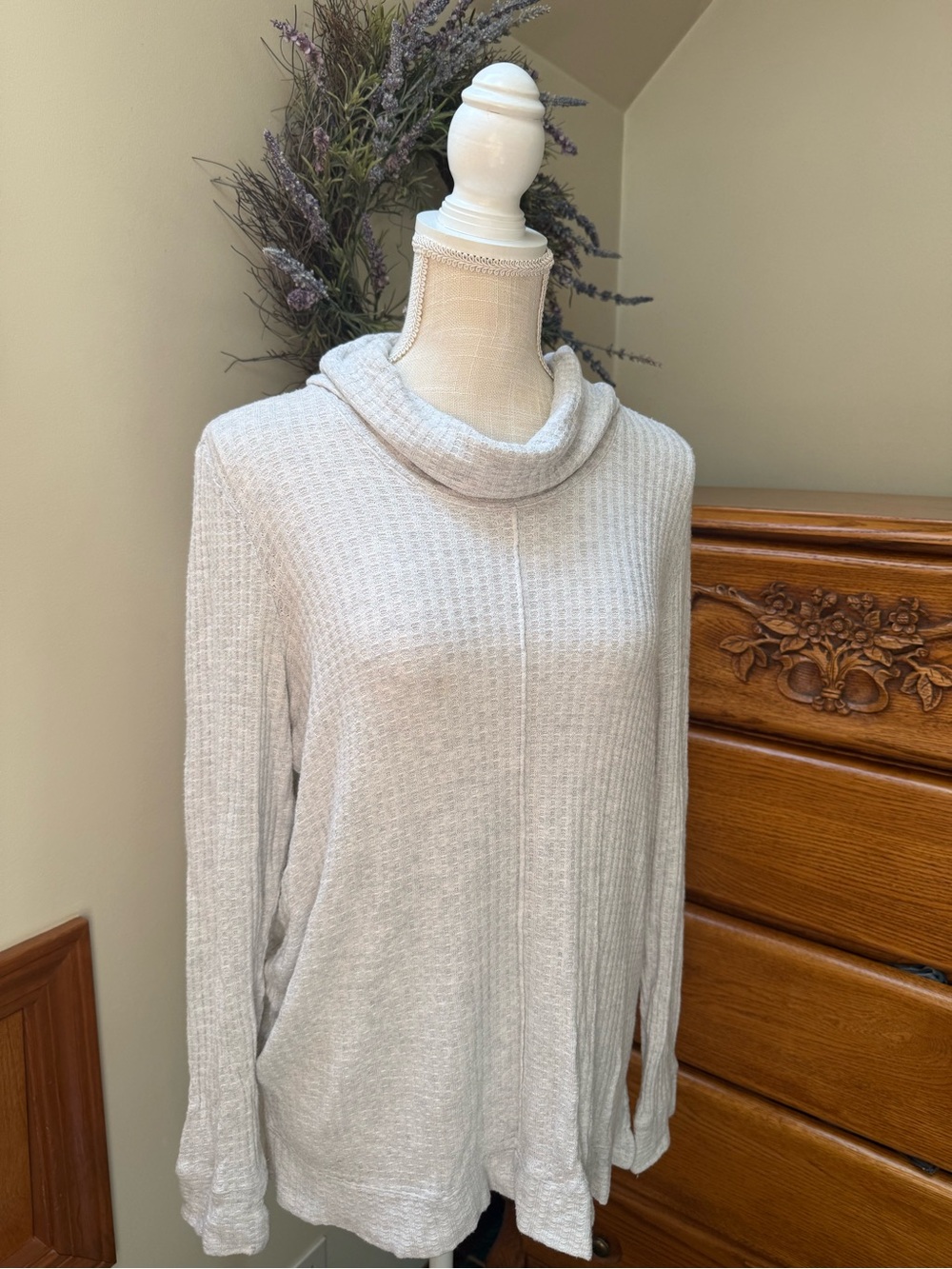 Daisy Fuentes Light Gray Cowl Neck Ribbed Sweater